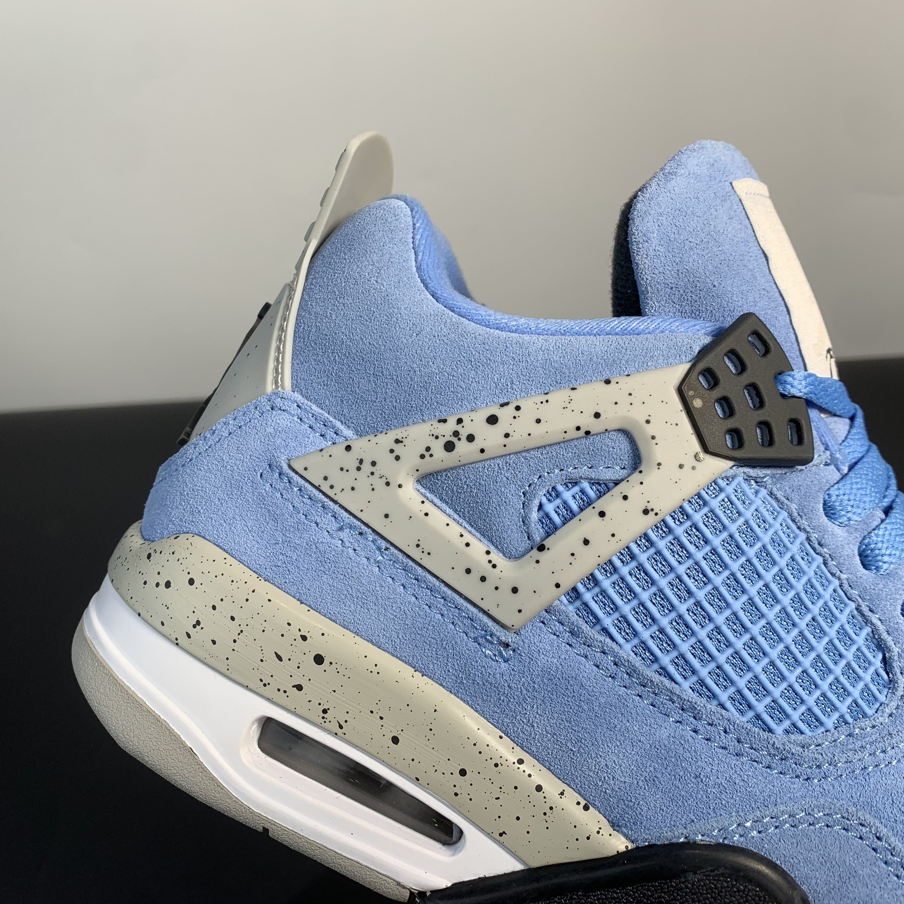 Nike Air Jordan 4 Retro "University Blue"