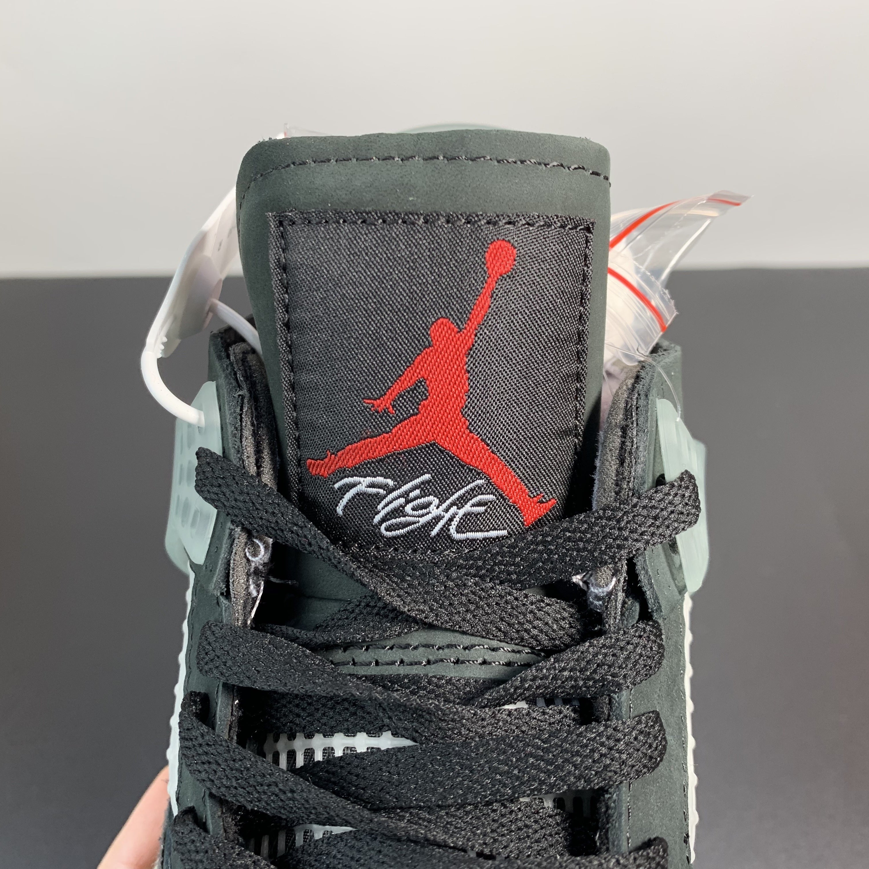 Off-White x Air Jordan 4 Retro "Bred"