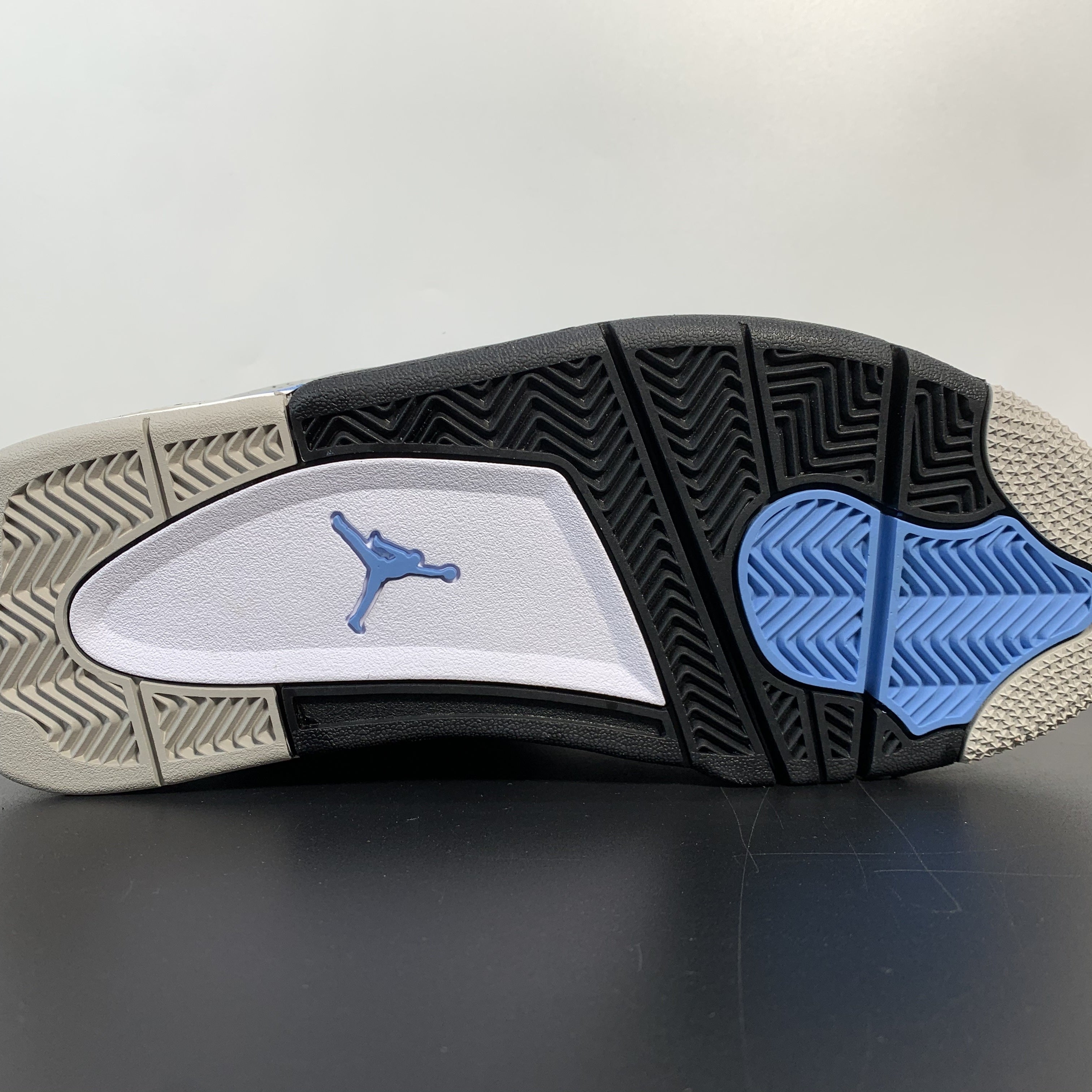 Nike Air Jordan 4 Retro "University Blue"