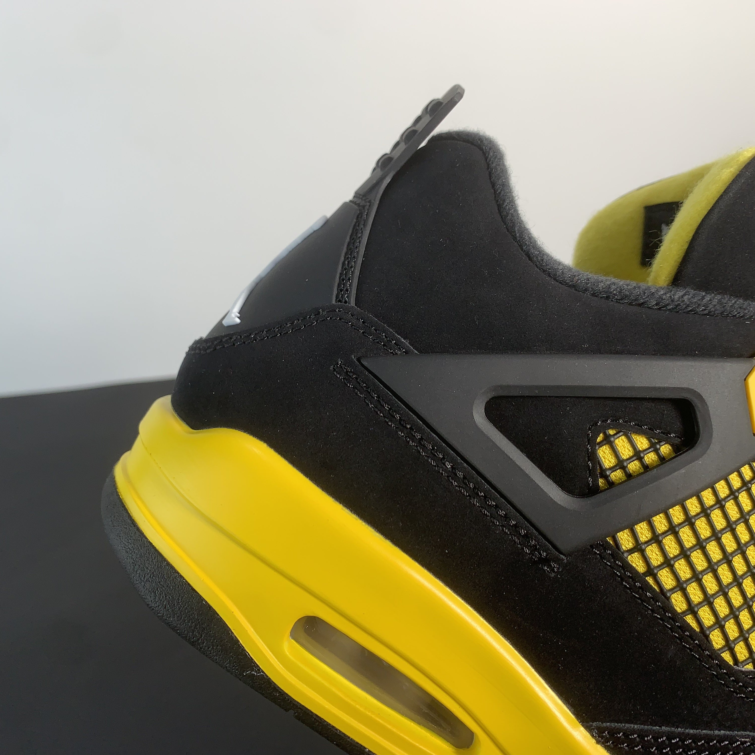 Nike Air Jordan 4 Retro "Thunder"