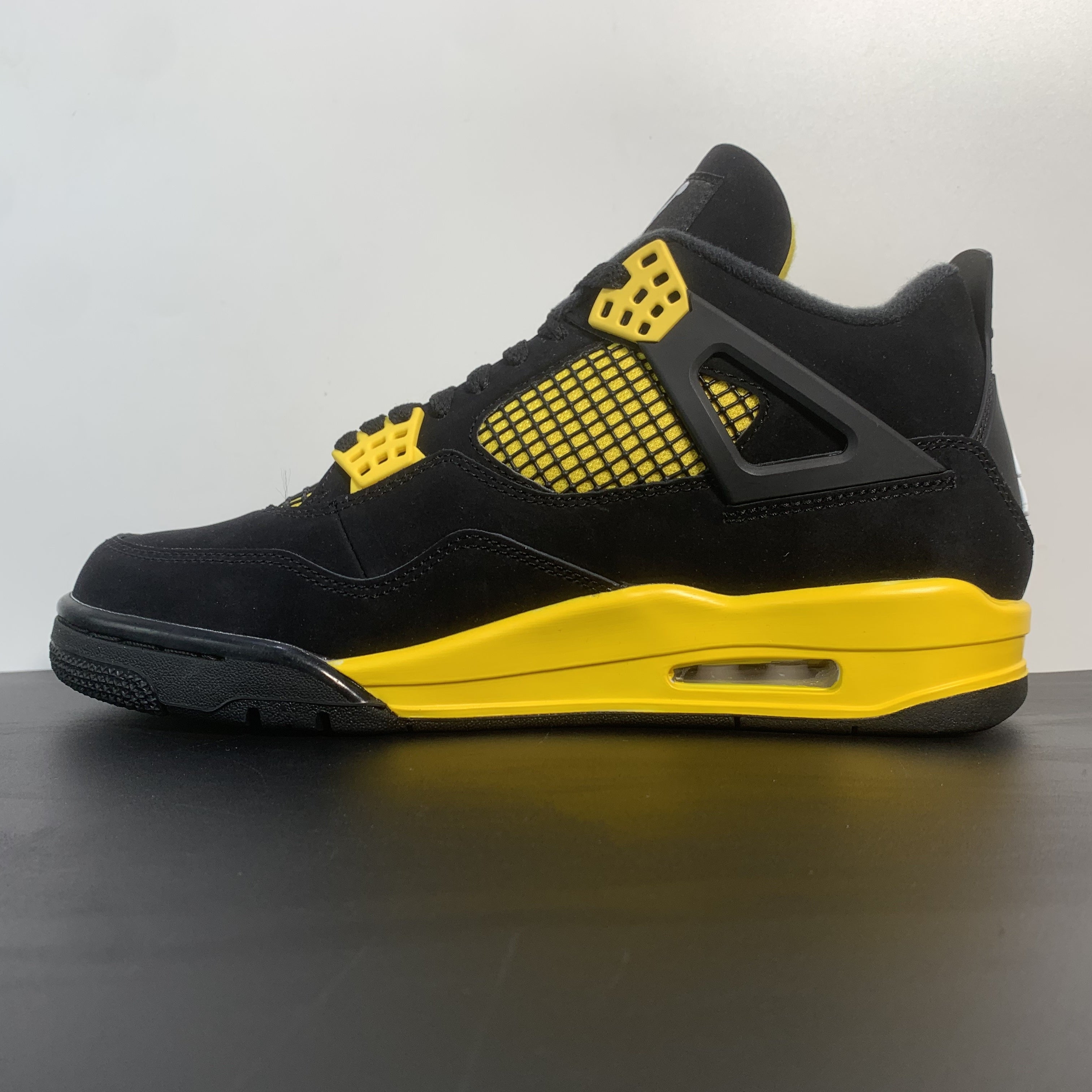 Nike Air Jordan 4 Retro "Thunder"