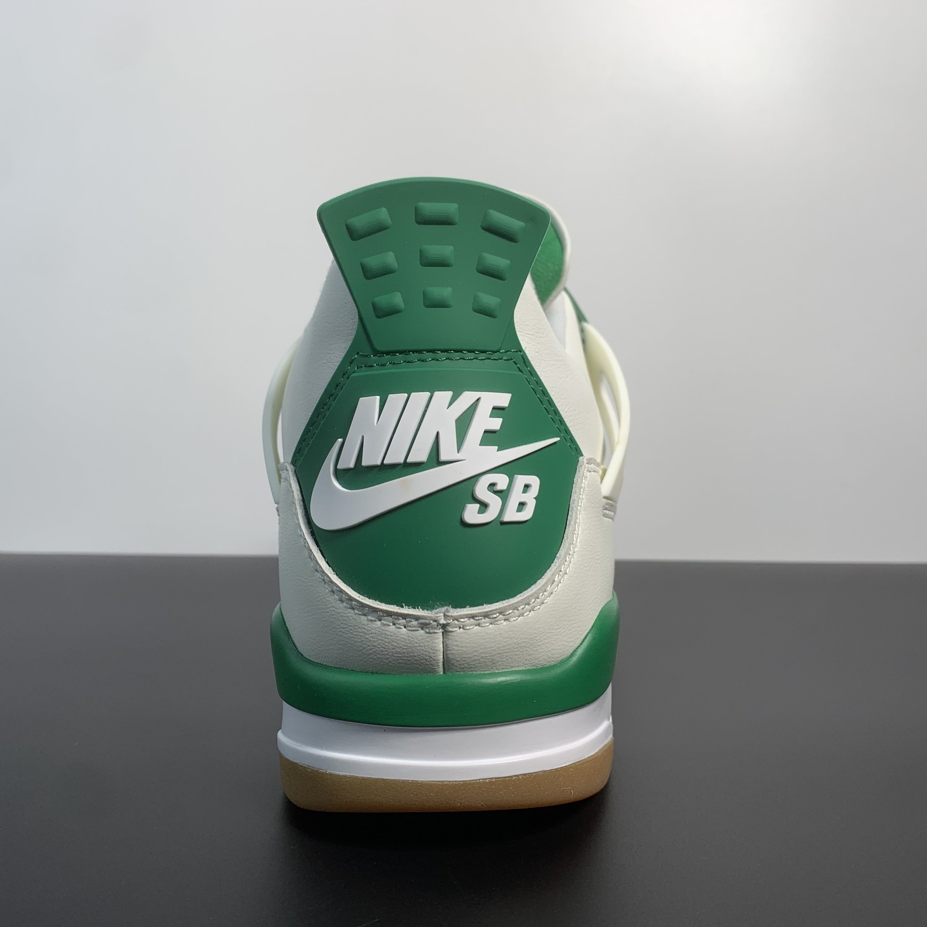 Nike SB x Air Jordan 4 Retro "Pine Green"