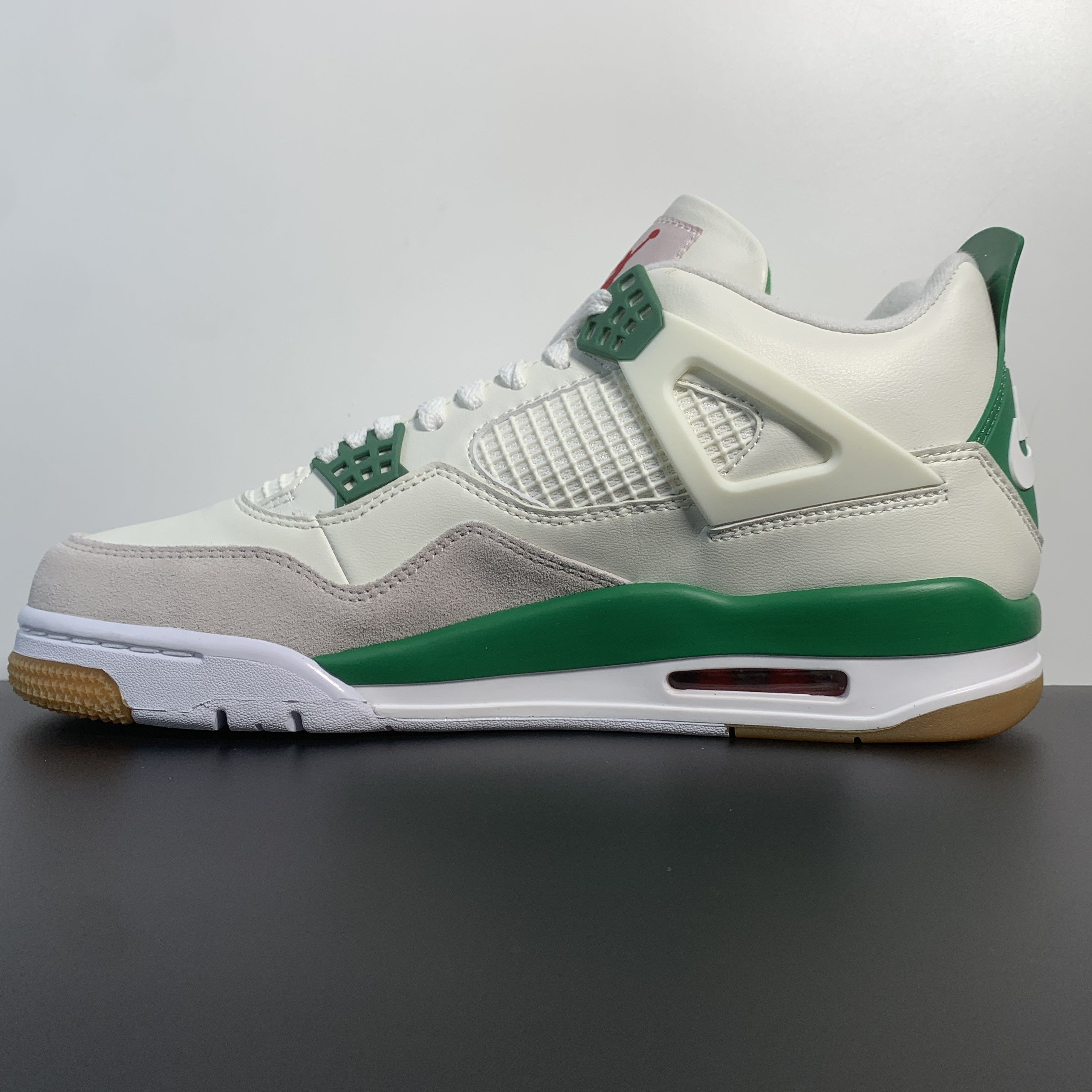 Nike SB x Air Jordan 4 Retro "Pine Green"